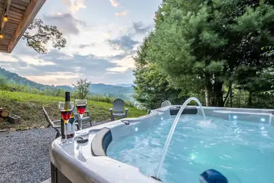 Image de Stunning Mtn Sunsets! Hot Tub+Fire Pit, Mtn Views, Sauna, Grill, Close to Avl!