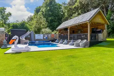 Image de Luxury retreat 32% pool Jacuzzi games bar oasis