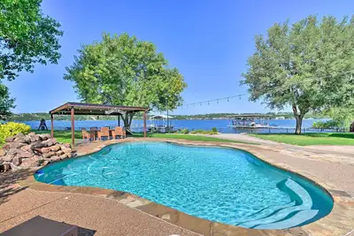 Image de Spacious Granbury Home w/ Lakefront Outdoor Oasis!