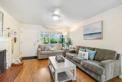 Image de Dog-Friendly Home w/Fenced Oasis, Gas Grill - Walk Everywhere