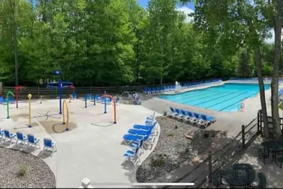 Image de 4br Big Bass Lake house in Heart of Poconos. /HotTub/Beach/Lakes/Pools/GameRoom