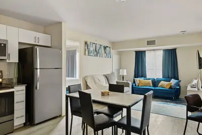 Image de 2 Bedroom 2 Full Bathrooms spacious condo with balcony and reserved parking