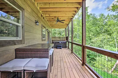Image de 10 Mi to Dollywood: Retreat w/ Grill & Deck!