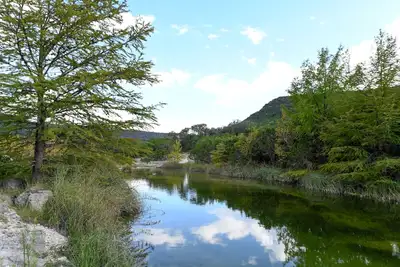 Image de Secluded hilltop cabin, Lost Maples Park, private river access, hot tub & peace!