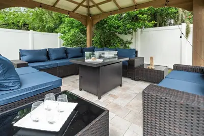 Image de Beautiful 4br Home w/New Patio |Well Appointed | Sleeps 10 |1 Mile to Gardens & Adventure Island