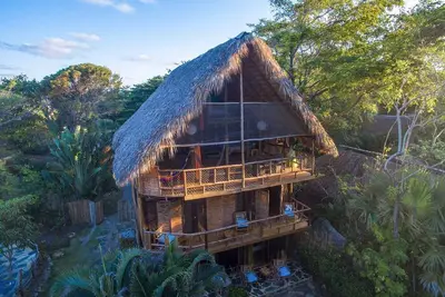 Image de Full beachfront resort of 16 bedrooms, with large treehouse, perfect for parties