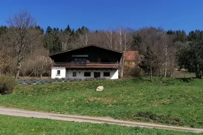 Image de Chalet individuel pouvant accueillir jusqu' 12 personnes. Terrain de tennis.