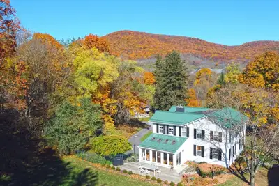 Image de Luxurious Farmhouse - 8 mins to Beaver Stadium