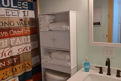 Image de Cozy New Cabin with all modern conveniences surrounded by woods and wildlife. .