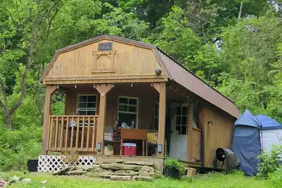 Image de Escape to Serenity: Off-Grid Cabin on Spring-Fed Pond, Your\nPrivate Sanctuary.