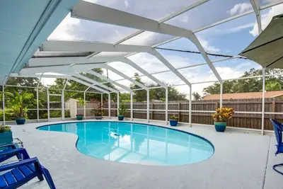 Image de Spacious 4 bedroom home ~ 2 King beds, heated pool, 15 mins to Clearwater Beach
