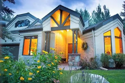 Image de Spacious Luxe 5br—Ski Shuttle & walk to  lift, 2 living room, game & movie room