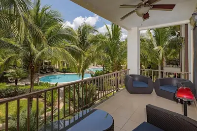 Image de Second Floor Breezes - Beach Club Access - Terrace w/Grill - Walk to Shops & Restaurants