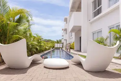 Image de Bright and stylish new condo, 5 min walk to the beach.