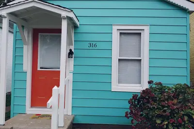 Image de The Wee House is a shotgun house that is remodeled with a view of the Ohio river