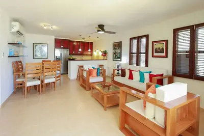 Image de Luxury beachfront condo with sea views on ground floor, perfect for seniors!