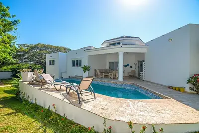 Image de 4-bedroom inexpensive villa steps to the sandy beach, with pool/cable Tv/Wi-Fi