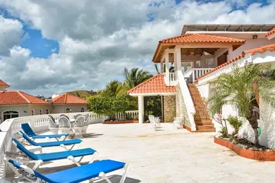 Image de 7bd panoramic hilltop villa with sea views, infinity pool, cable Tv/internet/Ac