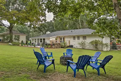 Image de Walk to Dtwn Alpharetta: Modern Home w/ Fire Pit