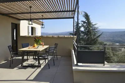 Image de Maison de village moderne avec piscine chauffée et superbe vue sur le Luberon