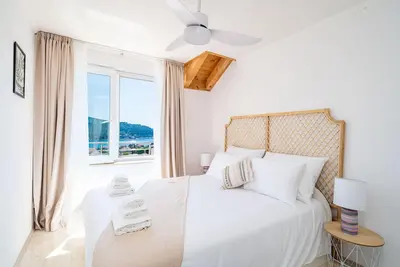 Image de Cosy and very bright with stunning sea view