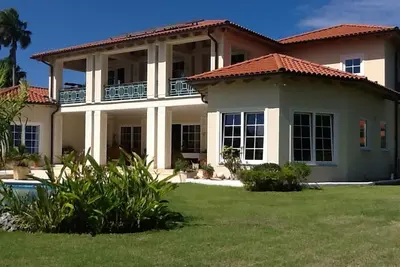 Image de 4bd luxury villa on Hideaway Beach, steps from the sand