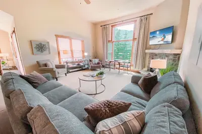 Updated Townhome w/Stunning Views, Walk to Slopes