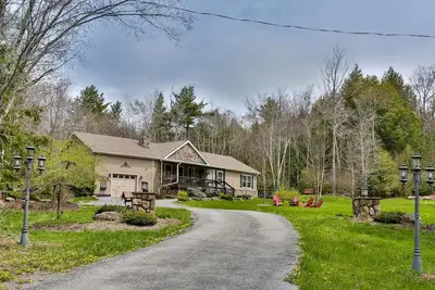 Image de Modern Mountain Oasis with Hot tub, Heated Pool, Games, Close to Ski/Mountains