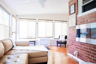 Image de âś¶ Gorgeous Home Tucked Away In Greener Part Of Town âś¶ Transit-Friendly!