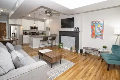 Image de Secluded & Spacious 1br Condo – Central in Otr