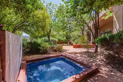 Image de Sedona Bella Dona lush green backyard sanctuary +ping pong & hot tub-Day trip to Jerome!