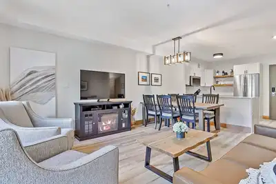 Image de Luxury Condo - Newly Renovated and New Furniture - Outdoor Pool - Mountain Views