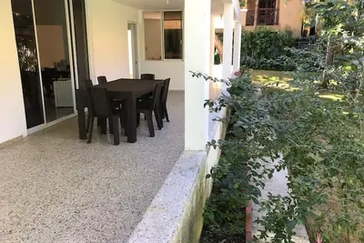 Image de Budget villa for large groups, steps from the sandy beach, cable Tv/Wi-Fi/Ac