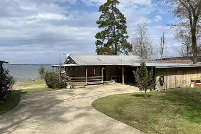 Image de Private lakefront home with amazing views!