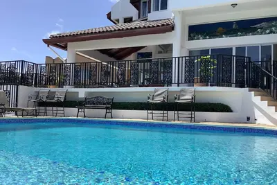 Image de 7bd Sea-views villa, infinity pool, guest-friendly, 5 minutes from airport