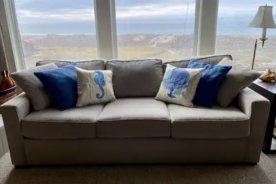 Image de Serene beachfront getaway, breathtaking ocean views, steps from the beach!