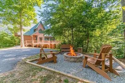 Image de Oak Hill | 4br 3. 5ba | Luxury Secluded Log Cabin | Pool Table | Hot Tub