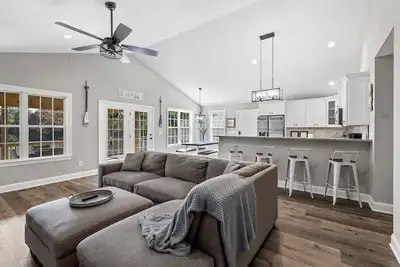 Image de Lakefront Getaway: Dock, Kayaks, Fire Pit, 70\" Tv