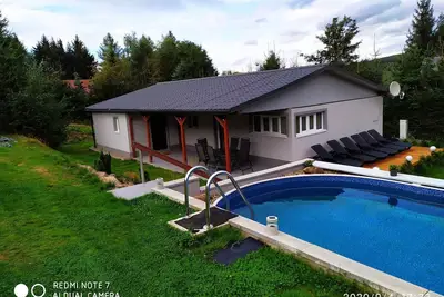 Image de Bungalow avec la piscine extérieure et les appareils de fitness