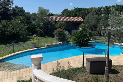 Image de Jolie villa de 200 m2 sur terrain arboré avec piscine et pool house tout équipé