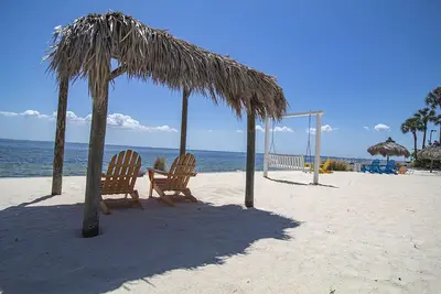 Image de Waterfront condo with sunset views of Tampa Bay.