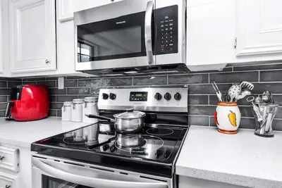 Image de Steps from airport- large spacious home to relax