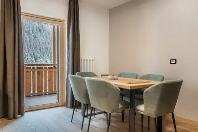 Image de \"Kamerloy Apartments - C\" avec vue sur les montagnes, jardin partagé et Wi-Fi