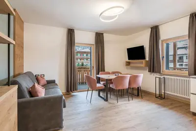 Image de \"Kamerloy Apartments - D\" avec vue sur les montagnes, Wi-Fi, balcon et jardin.