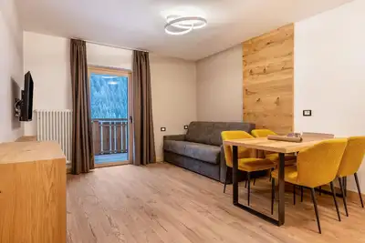 Image de \"Kamerloy Apartments - F\" avec vue sur les montagnes, Wi-Fi, balcon et jardin.