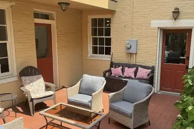 Image de 4 Bedroom, 3  Bath  Big Downtown Frederick home, w/ Private Patio &  fire table