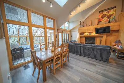 Image de Unit with Private Hot Tub & fast Walk to Lifts