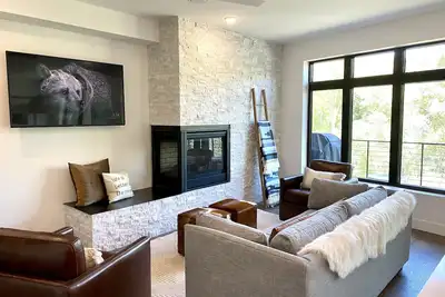 Image de Mountain Modern Luxury on the Blue River