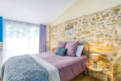 Image de La Belle Quercynoise avec jacuzzi et piscine extérieur partagés.