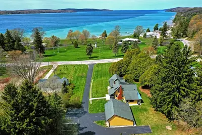 Image de The LakeView: Crystal Lake Living at Its Best